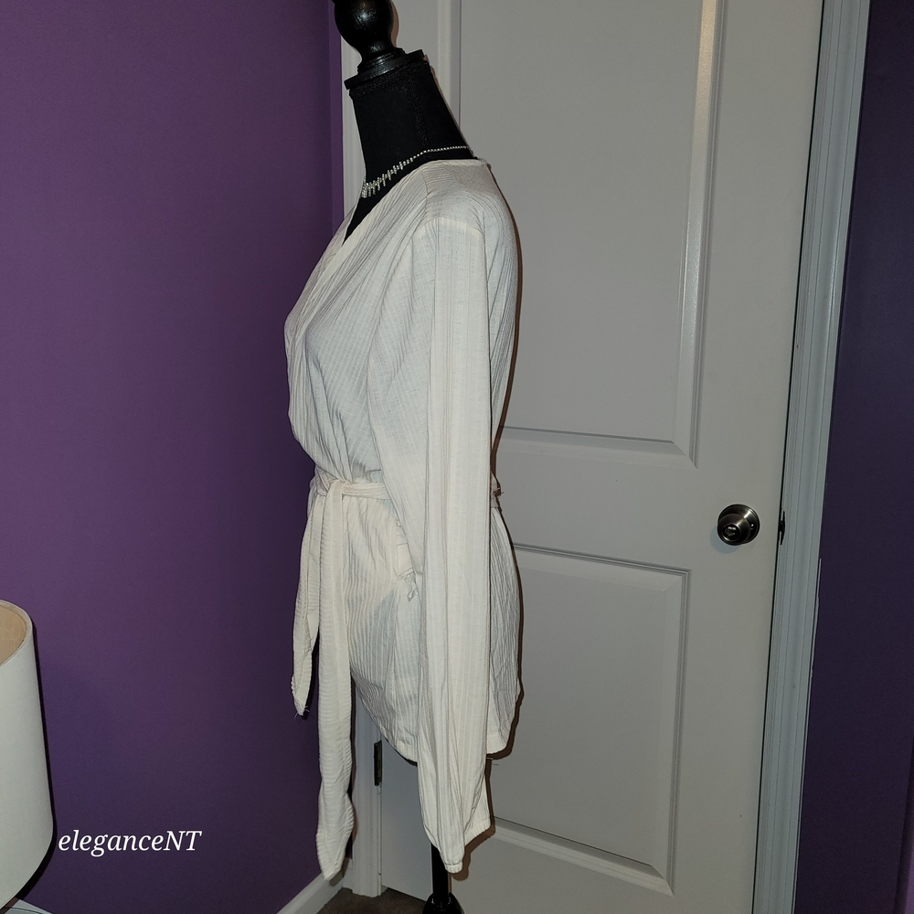 Lane Bryant Cream Wrap Blouse Sz: 14/16 - Picture 3 of 9